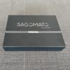 Sample Pack Sagomato chiuso: scatola rigida blu navy opaco con logo SAGOMATO e fascetta Paper Selector